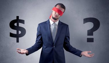 Şerit dolar işareti tutarak gözü üzerinde olan adam