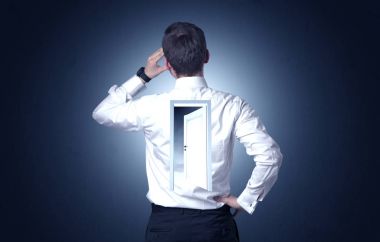 Sırtını kapıya ile ayakta işadamı