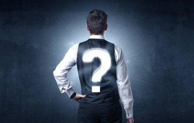 Soru işaretiyle sırtında duran adam