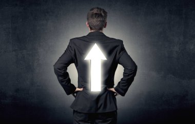 Genç işadamı ile ok sırtında duran