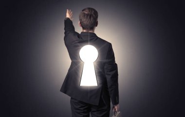 Sırtında siyah anahtar deliği ile ayakta adam