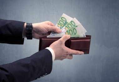 Takım elbise elinde euro cüzdanından dışarı alır
