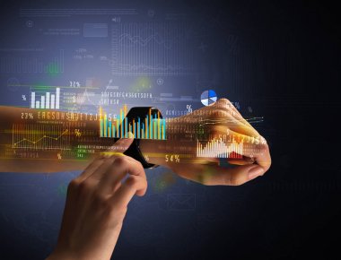 Smartwatch giyen kadın eli kapatın