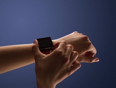 Balck smartwatch ekranlı el kadar kapatın