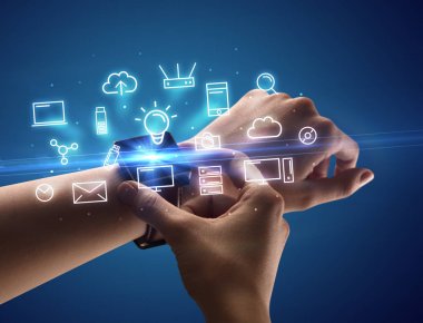 Smartwatch Multimedya sembolleri ile giyen el