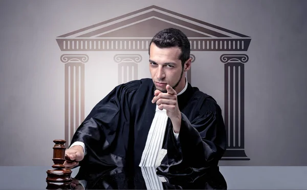 Juiz jovem que toma a decisão — Fotografia de Stock