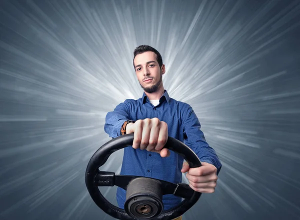 Homem segurando volante — Fotografia de Stock