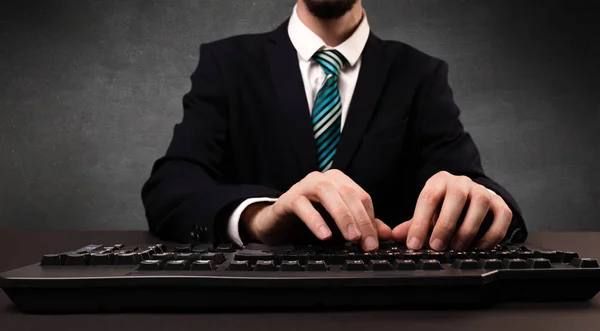 Hombre escribiendo en ropa formal — Foto de Stock