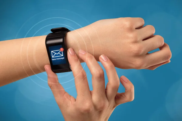 Mano con smartwatch e sfondo blu — Foto Stock