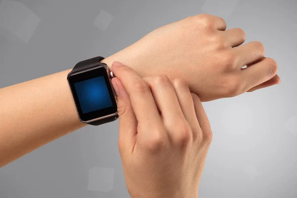 女手戴 smartwatch — 图库照片