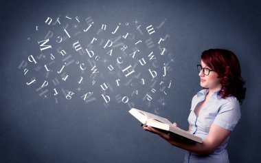 Genç Bayan kitap harfleri ile 