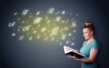 Genç Bayan kitap harfleri ile