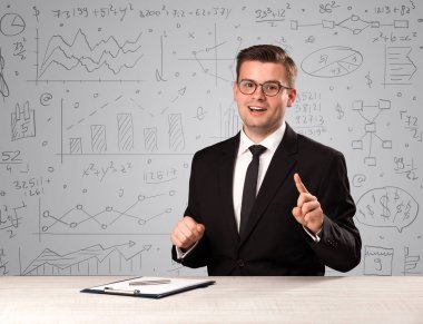 Masada oturan bir iş adamı.