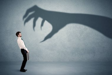 İş kişi büyük canavar pençe gölge kavramı korkuyor