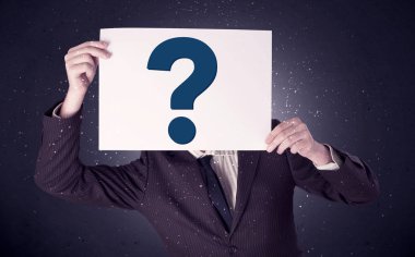 soru işareti olan kağıt tutan işadamı