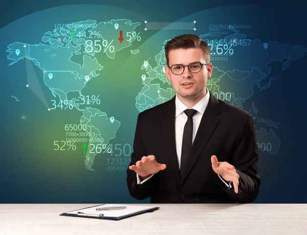 Handel marknadsanalytiker är studio rapportering world trading nyheter med karta koncept — Stockfoto