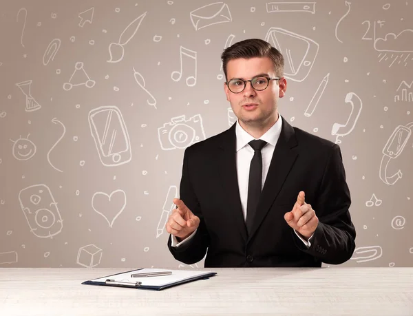 Geschäftsmann sitzt am Schreibtisch — Stockfoto