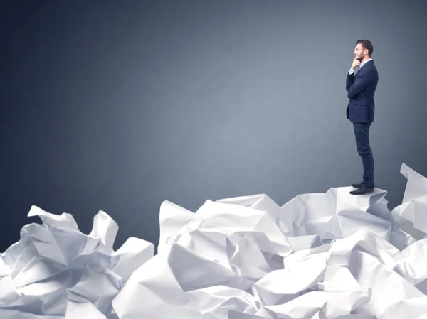 Homme d'affaires debout sur du papier froissé — Photo