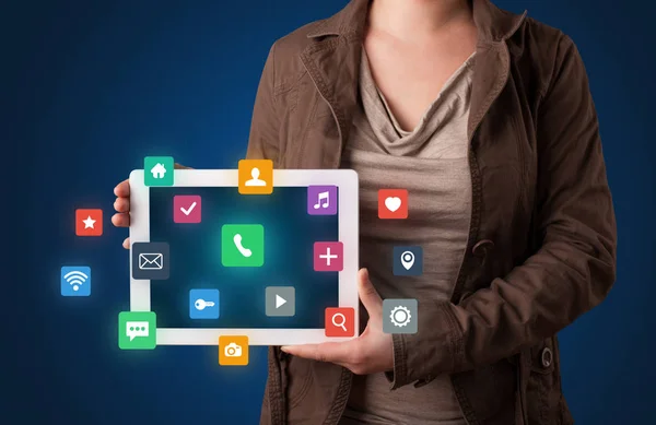 Kadın holding tablet Multimedya grafik ile — Stok fotoğraf