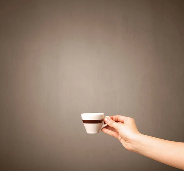 Female hand holding coffee cup — Stock Photo, Image