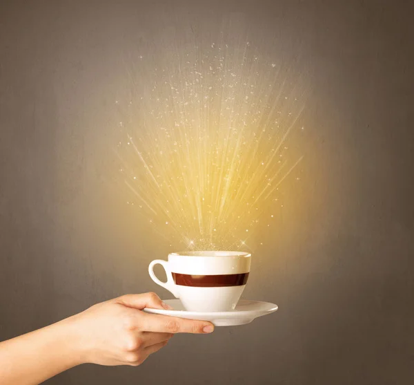 Vrouwelijke hand bedrijf koffie beker — Stockfoto