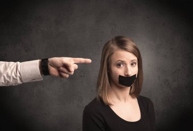 Kadına gösteren bir el