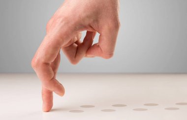 Beyaz yüzey üzerinde parmak yürüme