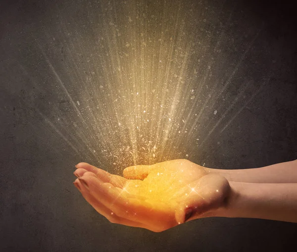 Hand innehav gula ljus — Stockfoto