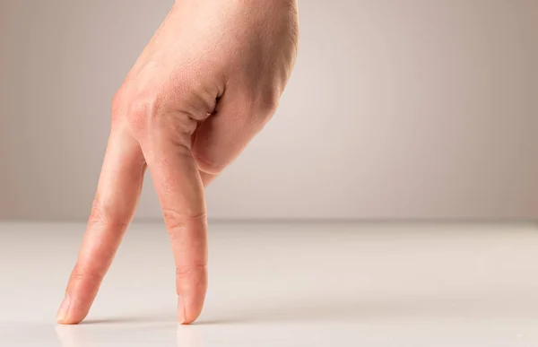 Gehende Finger auf weißer Oberfläche — Stockfoto