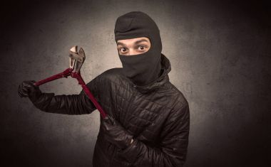 Hırsız aracı ile.