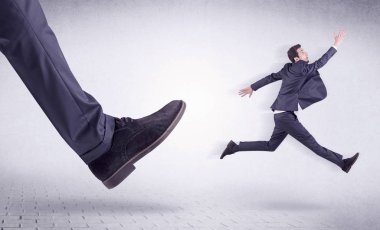Genç bir işçi tarafından Koca ayak evden attı