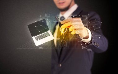 Grafikleriyle tuşu tutmakta işadamı