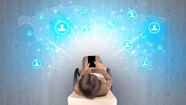 Sandalyede oturan kadın ile sosyal medya kavramı