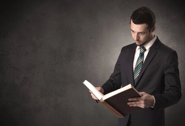 Hombre de negocios sosteniendo un libro. — Foto de Stock