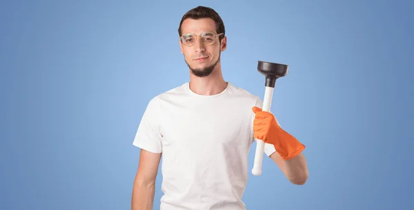 Haushälterin vor einer blauen leeren Wand — Stockfoto