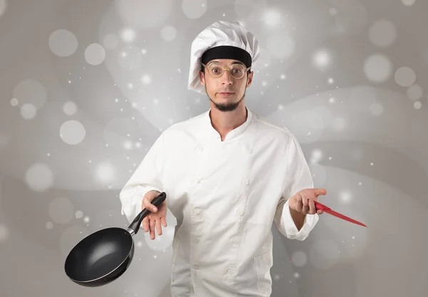 Manlig kock med glänsande grå tapet — Stockfoto
