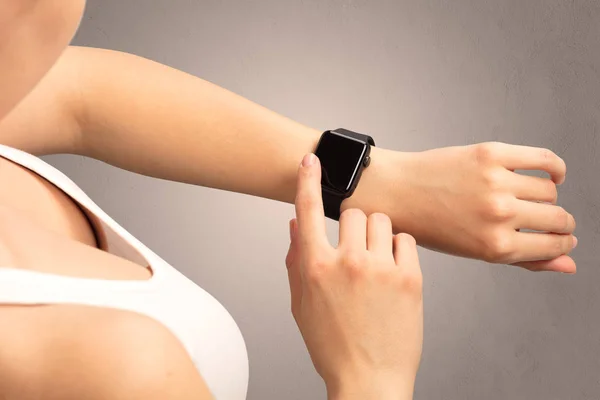 Mão com smartwatch — Fotografia de Stock