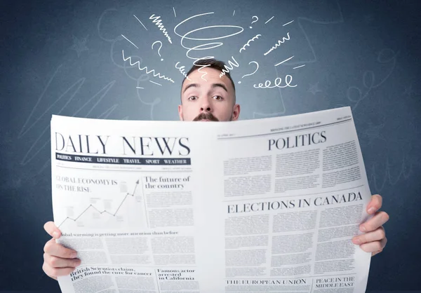 Empresário lendo jornal — Fotografia de Stock