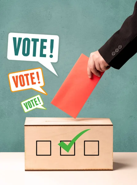 Depositar una boleta de votación en una urna —  Fotos de Stock