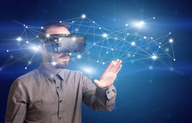 İşadamı ile sanal gerçeklik koruyucu gözlük