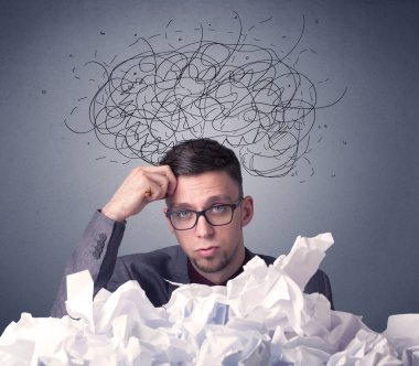 İşadamı buruşuk kağıt üzerinde