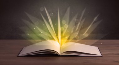 Kitap üzerinde sarı ışık 