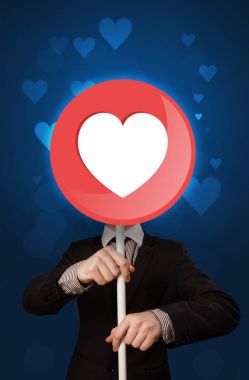 Kalp işareti tutan işadamı 