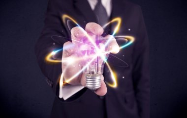 renkli bir ampul tutan işadamı