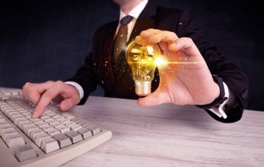 bir ampul tutarak ofis çalışanı