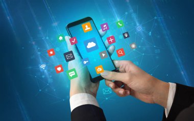 Smartphone uygulama simgeleri ile kullanarak ele 
