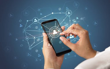 İnsanlar kavramı bağlanmak için Smartphone kullanarak ele