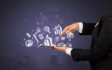 El tutma tablet tebeşir çizilmiş sembolleri yukarıda bulunan