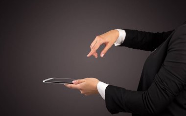 Mockup el holding tablet