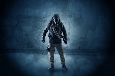 Tehlike adamın önünde bir ufalanan duvar